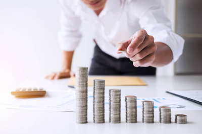 工作在圖表文檔中的商人財務報告和分析計算成本與計算器在辦公桌和其他對象周圍, 頂部視圖工作區和空白屏幕智能手機